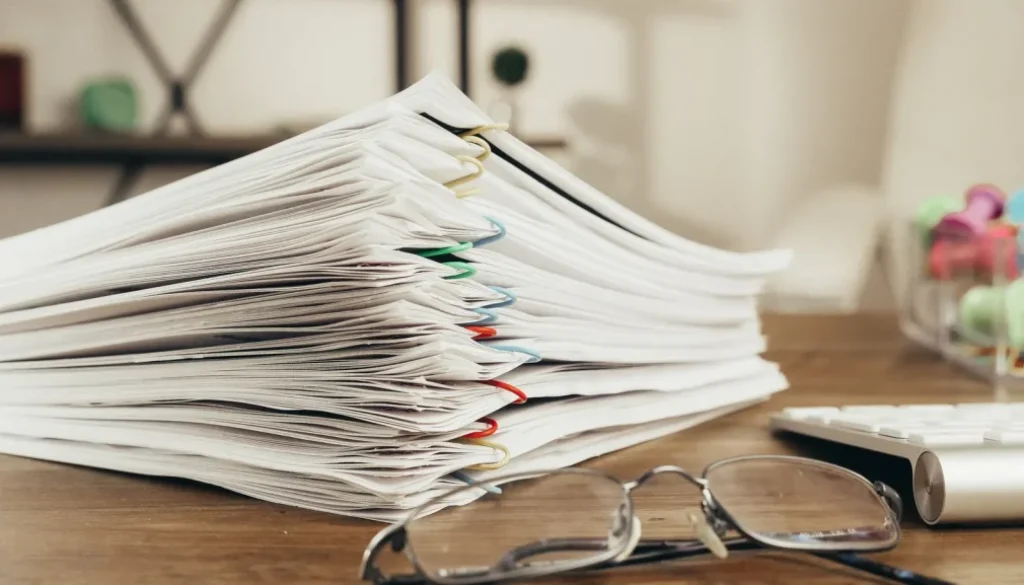 Proposition de rectification : documents fiscaux sur un bureau, Maître Alexis Germe, avocat fiscaliste à Bordeaux