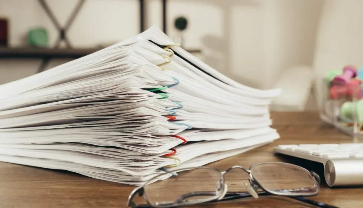 Proposition de rectification : documents fiscaux sur un bureau, Maître Alexis Germe, avocat fiscaliste à Bordeaux