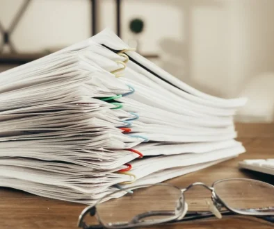 Proposition de rectification : documents fiscaux sur un bureau, Maître Alexis Germe, avocat fiscaliste à Bordeaux