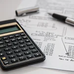 Vérification de comptabilité : calculatrice et pièces comptables, Maître Alexis Germe, avocat fiscaliste à Bordeaux