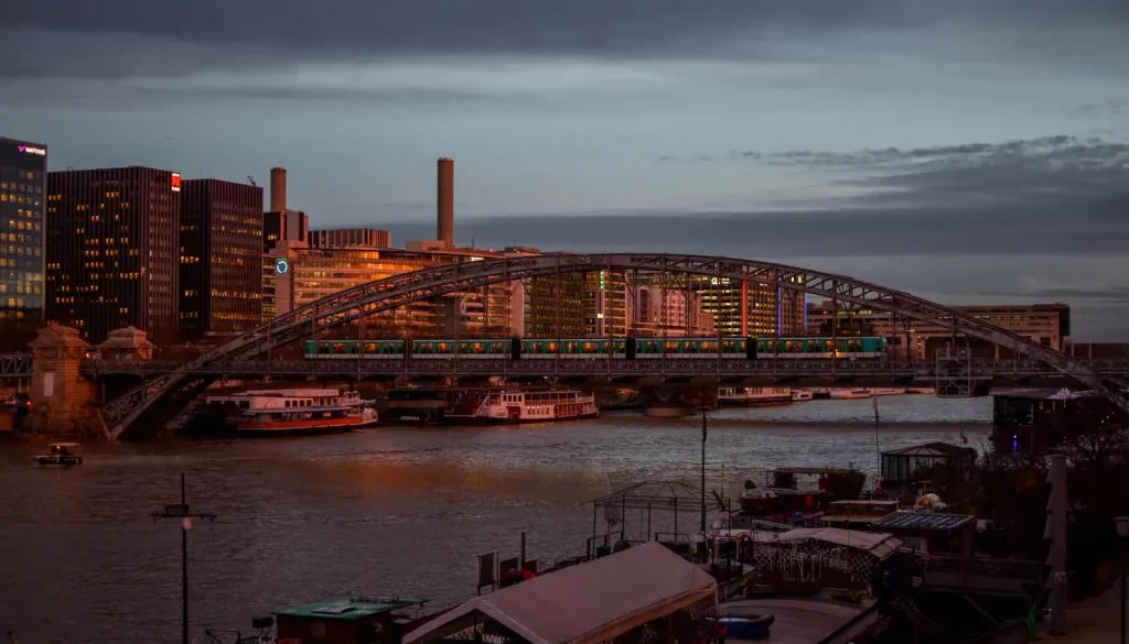 Verrou de Bercy : la Seine à Paris au crépuscule, Maître Alexis Germe, avocat fiscaliste à Bordeaux